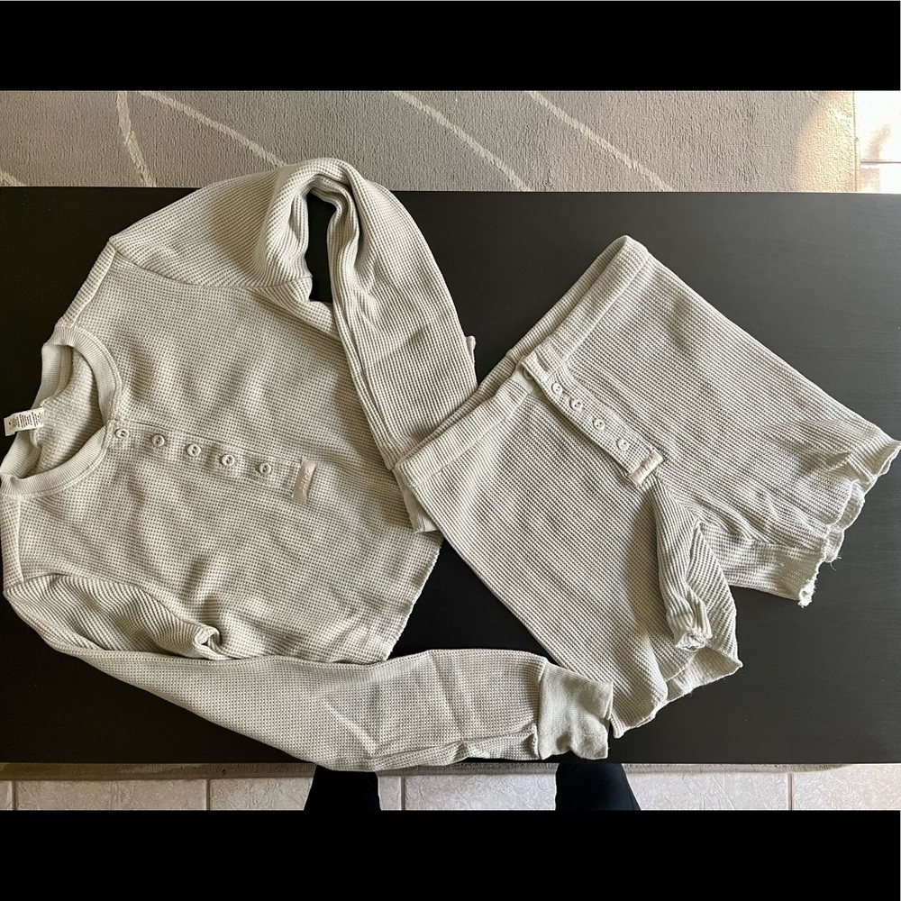 SKIMS waffle long sleeve crop top and shorts set. 💚